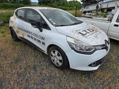 une voiture blanche garée à côté d'un camion blanc