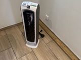 un petit purificateur d'air dans un coin de la pièce