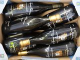 six bouteilles de vin dans un carton sur une table