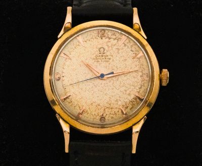 une image d'une montre-bracelet en or avec des chiffres romains sur le cadran