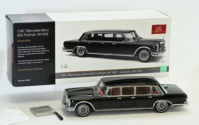 une maquette de voiture noire dans une boîte