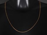 un collier à chaîne en or orné d'un petit diamant sur un mannequin mannequin mannequin mannequin mannequin mannequin mannequin mann