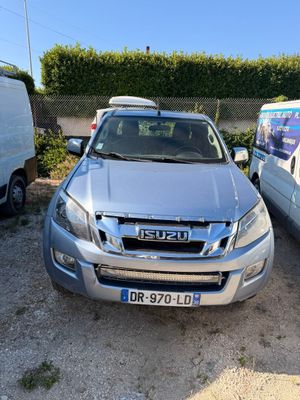 deux voitures garées l'une à côté de l'autre dans un parking