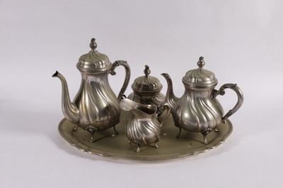 ALLEMAGNE (?). Service à thé/café en argent 800‰ de forme chantournée.