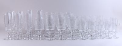 un grand nombre de verres à vin vides posés sur une table