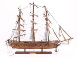 maquette en bois d'un voilier sur fond blanc