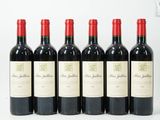 six bouteilles de vin rouge sont alignées