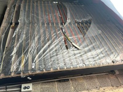 un camion équipé d'une benne à l'arrière