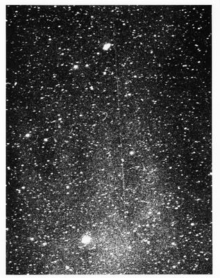 une photo en noir et blanc d'un amas d'étoiles dans le ciel