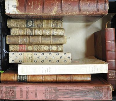 les livres sont empilés les uns sur les autres sur une étagère