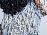 une sculpture représentant un panda, réalisée en papier d'aluminium