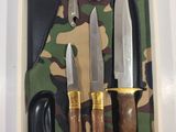 a picture of a knife set in a box