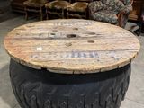 une image d'une table fabriquée à partir d'un pneu