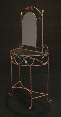 une petite table sur laquelle se trouve un miroir