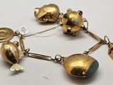 Gros plan sur un bracelet en or orné de breloques