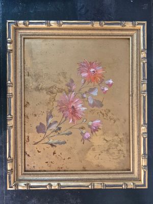une vieille photo représentant un tableau de fleurs dans un cadre doré