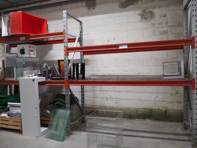 une pièce avec beaucoup d'étagères