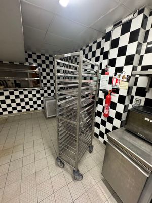 une cuisine avec un mur à carreaux et des appareils électroménagers en inox