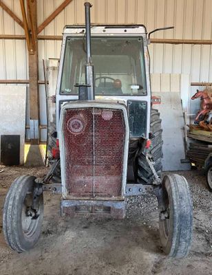 un tracteur garé à l'intérieur d'un bâtiment