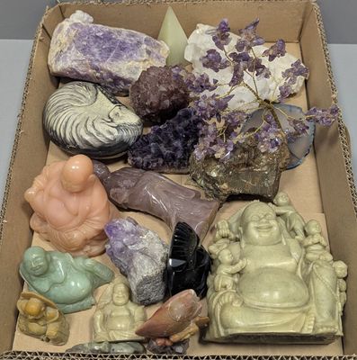 une boîte remplie de roches et de pierres de toutes sortes