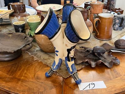 une table sur laquelle sont exposées des poteries et d'autres objets