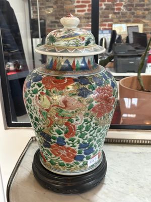 CHINE. Deux pots couverts en pocelaine émaillée polychrome à décor de  - Photo 1