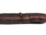 une vieille mallette à outils en bois munie d'une lanière en cuir