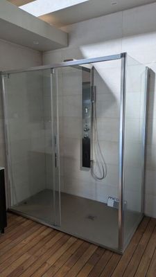 une salle de bains avec une douche à l'italienne et un lavabo