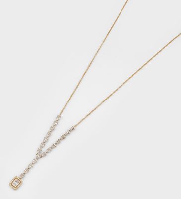 une paire de colliers en or et diamants sur fond blanc