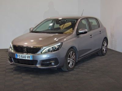 la photo d'une voiture argentée garée dans une salle d'exposition