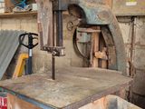 une machine placée au milieu d'une pièce