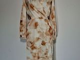 une image d'une robe sur un mannequin