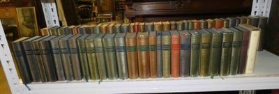 le nombre de livres qui se trouvent sur une étagère dans une pièce