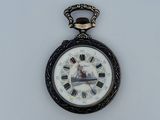 une montre de poche sur laquelle figure une horloge au recto