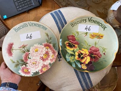 deux assiettes ornées de fleurs posées sur une table