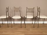 Trois chaises sont alignées contre un mur marron.