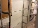 une vitrine avec des étagères en verre dans une pièce