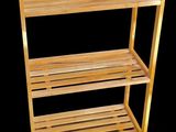 L'étagère est en bois et comporte trois tablettes