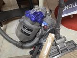 un aspirateur posé sur le sol à côté d'une chaise