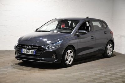 la voiture grise est garée dans le garage sur un sol en damier