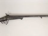 un fusil accroché au mur d'une pièce