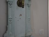 un lavabo dans un coin de la pièce, avec un robinet fixé au mur