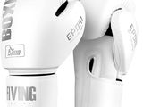 la paire de gants de boxe est blanche et noire sur fond blanc