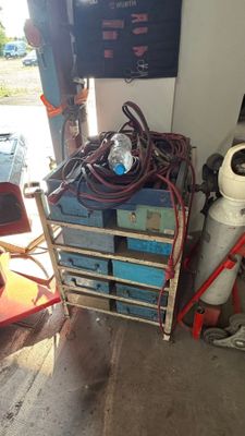 une photo d'une station-service avec beaucoup d'équipements