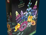 une boîte sur laquelle figure l'image d'un bouquet de fleurs