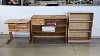 un bureau avec une étagère et un bureau avec un tiroir