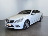 La Mercedes Classe C est garée dans une pièce blanche