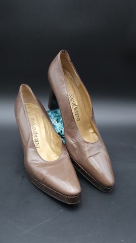 YVES SAINT LAURENT – Paire de chaussures en cuir marron glacé et ...