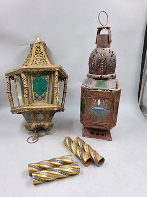 Trois types différents d'objets décoratifs sont exposés sur une surface blanche
