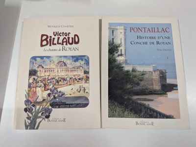 deux livres accrochés l'un à côté de l'autre sur le mur